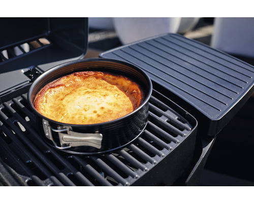 Gâteau au fromage dans un moule à charnière sur un barbecue