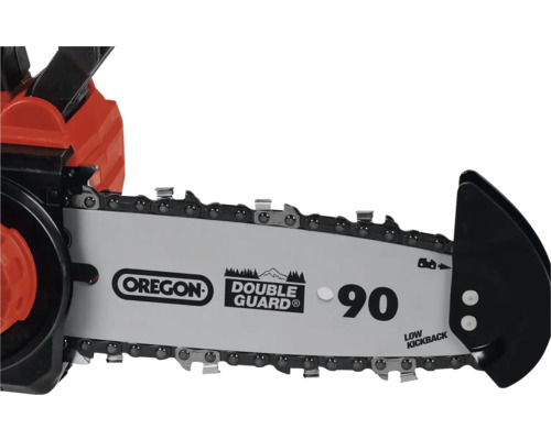 Gros plan d''une tronçonneuse avec chaîne de tronçonneuse Oregon et Double Guard