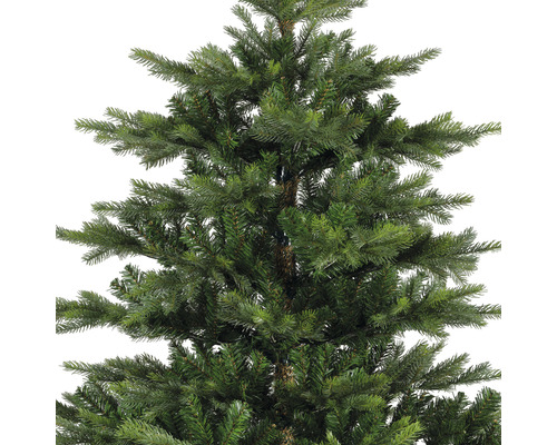 Detailansicht eines künstlichen Weihnachtsbaums mit grünen Nadeln