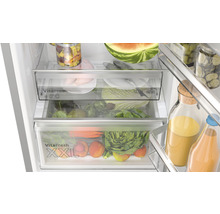 Innenraum eines Kühlschranks mit Gemüse- und Obstfächern