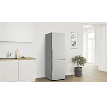 Küche mit freistehendem Kühlschrank von Bosch