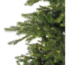 Gros plan d'un arbre de Noël artificiel avec éclairage.