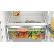 Intérieur d''un réfrigérateur avec bac à légumes et différents légumes