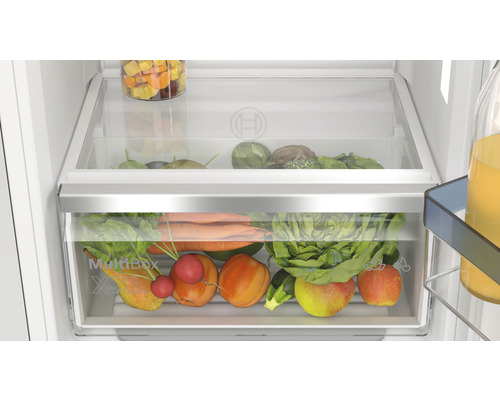 Intérieur d''un réfrigérateur avec bac à légumes et différents légumes
