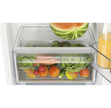 Intérieur d''un réfrigérateur avec MultiBox XXL rempli de fruits et légumes
