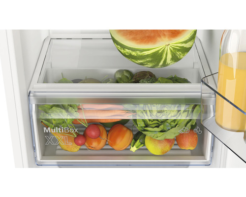 Intérieur d''un réfrigérateur avec MultiBox XXL rempli de fruits et légumes