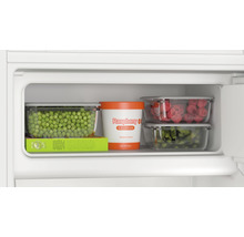 Compartiment de congélation avec petits pois, glace à la framboise, framboises et edamame