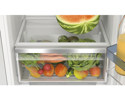 Réfrigérateur avec MultiBox XL rempli de fruits et légumes