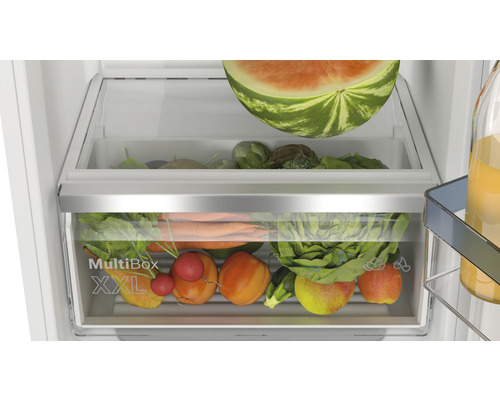 Réfrigérateur avec MultiBox XXL remplie de fruits et légumes