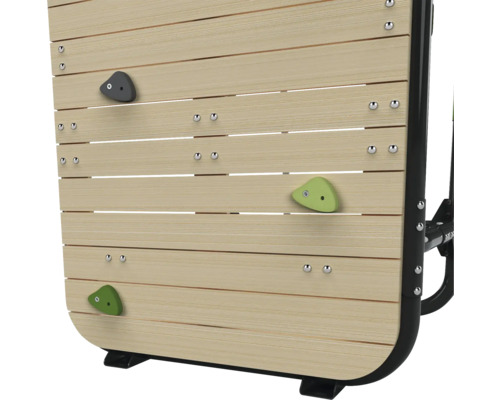 Detail einer Kletterwand mit Klettergriffen