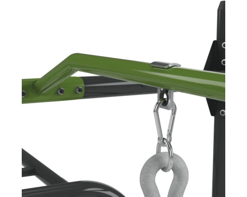 Detailansicht einer Sprossenwand mit Klimmzugstange und Karabinerhaken