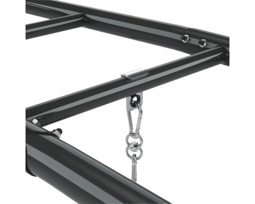 Detailansicht eines schwarzen Metallgestells mit silberfarbenen Haken zur Befestigung