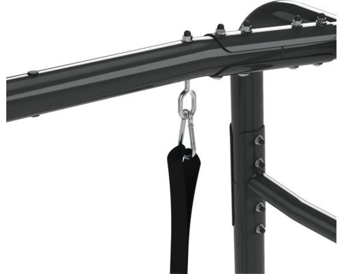 Detailaufnahme einer schwarzen Klimmzugstange mit Karabinerhaken und Schlinge