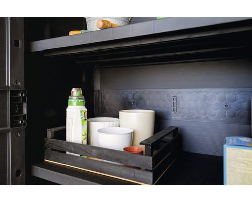 Gartenwerkzeuge und Pflanzgefäße auf einem Regal im Gartenschrank