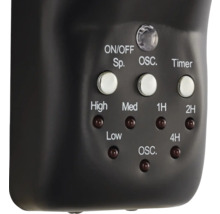 Gros plan sur les commandes d''un ventilateur avec interrupteurs pour marche/arrêt, oscillation et minuterie, ainsi que les vitesses.