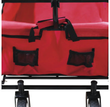 Detailansicht eines Bollerwagens mit Taschen