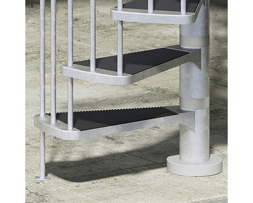 Detailaufnahme einer Wendeltreppe mit Stufen aus Metall und einem zentralen Träger