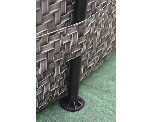 Vue détaillée d''un meuble en rotin avec des pieds noirs