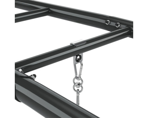 Detailansicht eines Metallrahmens mit Aufhängungsmechanismus für eine Schaukel