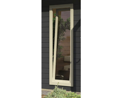 Fenêtre rectangulaire basculante avec cadre clair sur un mur de maison