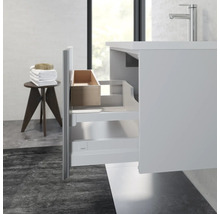Salle de bains avec meuble sous-vasque, lavabo et tiroir ouvert pour accessoires de salle de bains