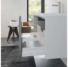 Salle de bain avec meuble bas ouvert et tiroirs