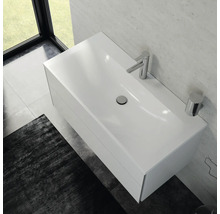 Vasque avec meuble sous-vasque, robinetterie et étagère dans la salle de bains