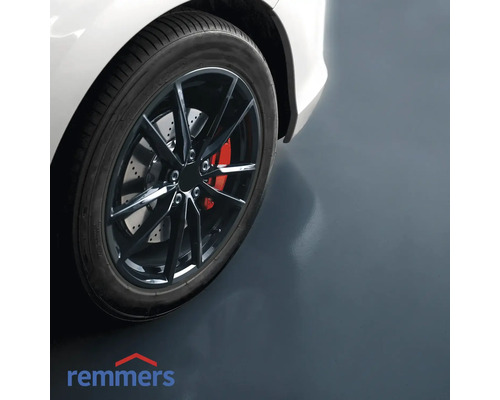 Ein Auto mit Rad auf einer Garagenbodenbeschichtung.