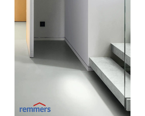 Heller Raum mit Treppe, Tür und Remmers Logo