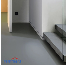 Innenraum mit grauem Boden und Treppe