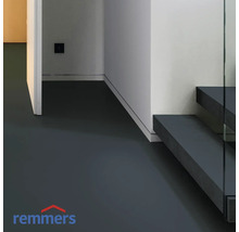 Couloir avec revêtement de sol et escalier