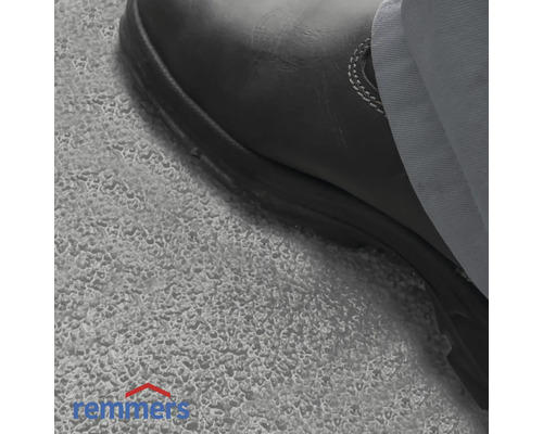 Gros plan d''une chaussure de travail sur une surface en béton, logo Remmers