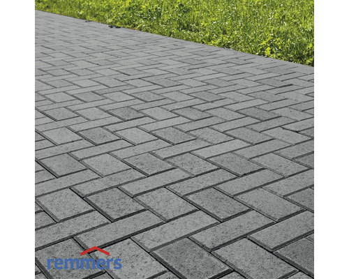 Graue Pflastersteine im Fischgrätenmuster verlegt