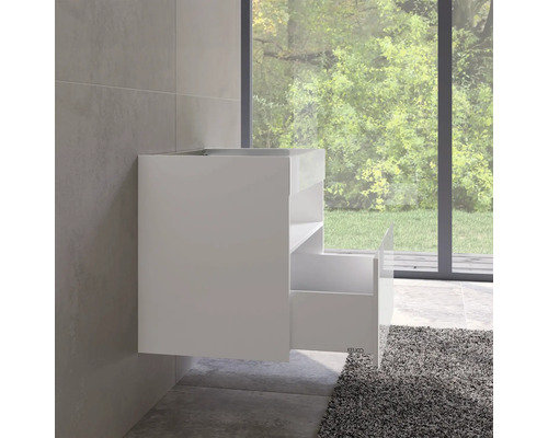 Meuble sous-vasque suspendu avec tiroir ouvert dans une salle de bains.