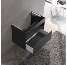 Meuble sous-vasque avec tiroir ouvert dans une salle de bain