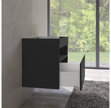 Meuble sous-lavabo noir avec tiroir ouvert dans la salle de bain