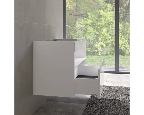 Meuble sous-lavabo avec tiroir ouvert dans la salle de bain