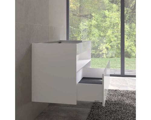 Weißer Waschtisch mit Schublade und Ablage vor Fenster