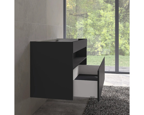 Meuble sous-lavabo avec tiroir ouvert dans la salle de bain