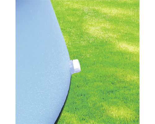 Gros plan d''une pataugeoire avec soupape de vidange devant une pelouse