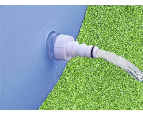 Évacuation d''eau sur une piscine avec jet d''eau sur la pelouse