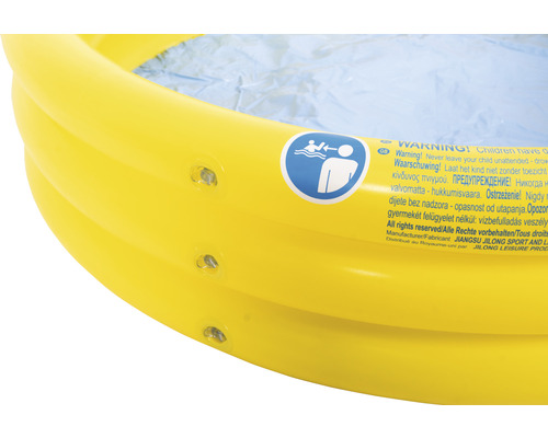 Detailansicht eines gelben Planschbeckens mit Warnhinweis zur Aufsichtspflicht