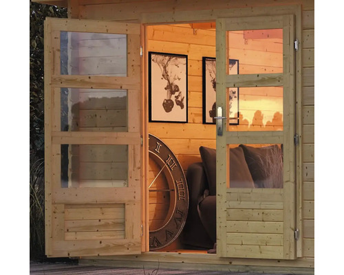 Holzgartenhaus mit geöffneter Doppeltür, Inneneinrichtung mit Sofa und Dekoration