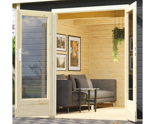 Cabane en bois ouverte avec double porte vitrée, canapé, table et décoration