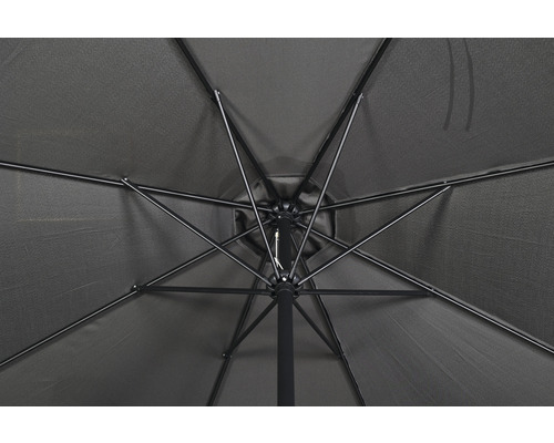 Vue du dessous d''un parasol avec structure en métal