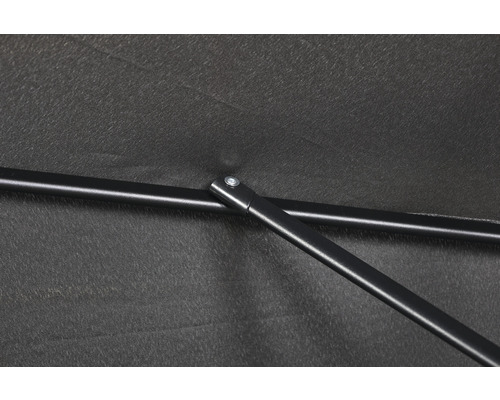 Vue détaillée d''un parasol avec armature métallique