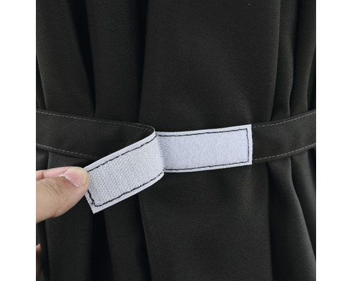 Detailaufnahme eines Vorhangs mit Klettverschluss zur Befestigung