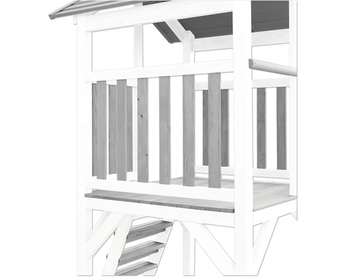 Detailansicht eines Spielturms mit Leiter und Geländer aus Holz.