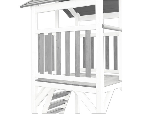 Detailansicht eines Spielhauses mit Holzgeländer und Treppe