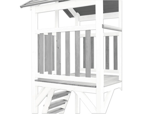 Detailansicht eines Spielturms mit Holzgeländer und Treppe
